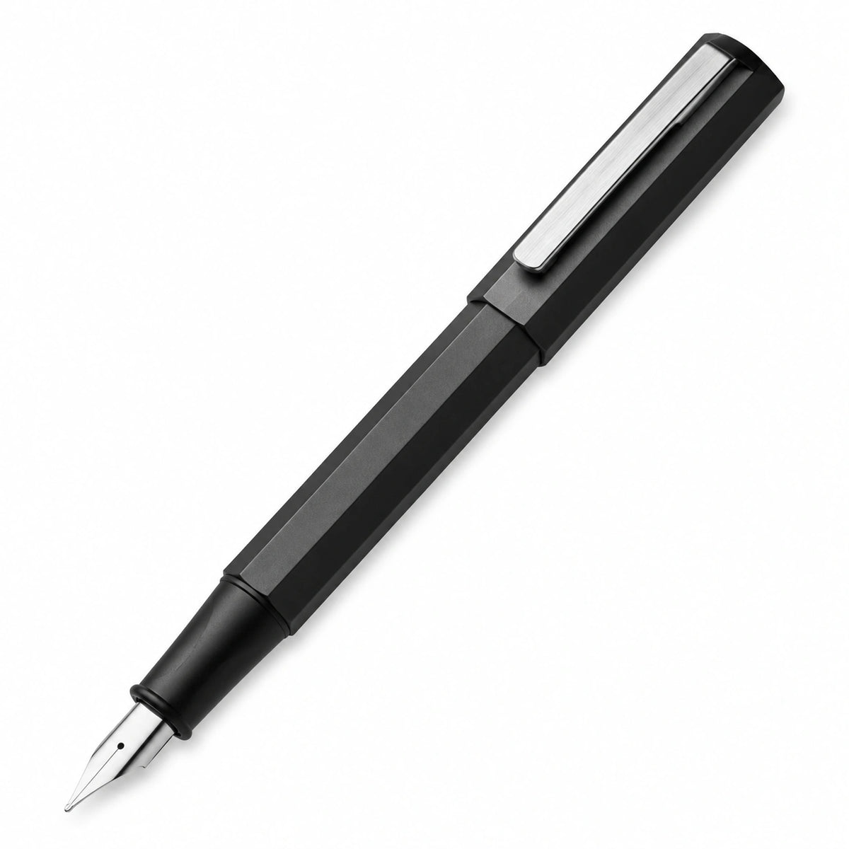 Pluma estilográfica negra mate con diseño geométrico